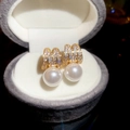 Primer plano macro de pendientes dorados en forma de M con circonita y perla blanca - Estilo Perla Letra M (HE27444) / Dorado