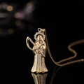 Ciondolo dorato Santa Muerte con micro zirconi cubici incastonati su catena di metallo - Parca 01 Zirconia Bianca