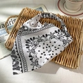 Fascia per capelli elastica con motivo paisley bianco e nero in tessuto leggero - Bianco