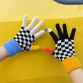 Winter-Strickhandschuhe mit schwarz-weißem Schachbrettmuster und bunten Touchscreen-Fingerspitzen - Asymmetrisches Schachbrett Schwarz & Weiß