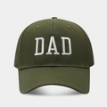 Detalle del bordado DAD blanco en una gorra de béisbol de algodón en color verde militar - Sólido DAD / Verde Militar