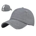 Dettaglio cappello grigio con foro per coda di cavallo e finitura vintage invecchiata - Grigio / Regolabile