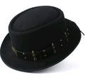 Cappello vintage in feltro di lana nero con corona piatta e fascia steampunk decorata. - M (56-58cm) / Nero Stile Punk Con Ciondoli