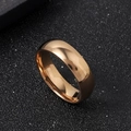 Macro-weergave van een 6 mm gepolijste roségouden roestvrijstalen bolle ringband - US 6 / 6mm / Roségoud