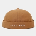 Gorro docker marrón caramelo con bordado Stay Wild blanco en el borde doblado - STAY-Caqui