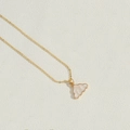 Detailopname van de gouden wolkhanger met witte inleg op een gestructureerde achtergrond - Witte Schelp (XL3105)