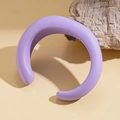 Detailaufnahme eines matten fliederfarbenen Acryl-Armreifs mit minimalistischem C-Design - Glatter Stil (HB3572) / Lila