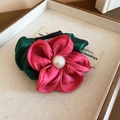 Chouchou fleur en satin rose avec perle centrale et ruban élastique vert foncé - 68# Chouchou Fleur Perle Contraste Vert et Rose