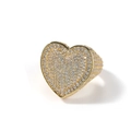 Dettaglio dell'anello hip-hop dorato con un grande cuore tempestato di zirconi cubici - US 8 / Oro