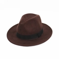 Détail d'un chapeau fedora en feutre de laine marron café avec ruban gros-grain noir - Café avec bande noire