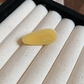Détail d'une pince à cheveux goutte jaune faite à la main avec gravure France Handmade - Clip Latéral Bec de Canard / Jaune
