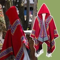 Cape ethnique à capuche avec broderie cœur rouge et franges noires pour tenue de voyage - Couleur 1