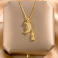 Elegante gouden ketting met halve maan en ster hangers voorzien van vierkante zirkoon - Gouden Maan Ster Stijl