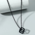 Collana nera minimalista con ciondolo a cubo vuoto su un elegante supporto bianco - Cubo / Nero