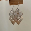 Boucles d'oreilles losanges en argent avec texture radiale et fini métal brossé - Losange géométrique double couche argenté gravé (MY36300)