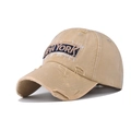 Dettaglio del cappellino vintage in cotone lavato con ricamo NEW YORK in rilievo - Regolabile / Beige