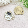 Katze in weißer Tasse Anhänger aus Goldlegierung für DIY-Schmuck und Armbänder - Schwarze Katze in der Teetasse / 20x19mm
