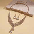 Dettaglio della collana con ciondolo a goccia in strass e orecchini abbinati - Oro (Set da due pezzi)