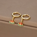 Détail de boucles d'oreilles S925 dorées ornées de pierres de zircone orange et vertes - Or Pastèque