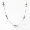 Dettaglio di una collana d'argento con sfere a specchio e una sottile catena lucida - Collana di Perle (D926) / Argento