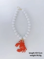 Collana stile spiaggia con ciondolo a forma di granchio rosso e grandi perle bianche. - Collana