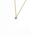 Collar bañado en oro de 18K con colgante de circón azul redondo y engaste de cuatro garras - Marzo-Azul Profundo