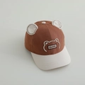 Dettaglio del cappellino da baseball per neonati con orecchie di orso 3D marrone e beige - 50-52cm 1-4 anni / Caramello