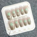 Faux ongles cercueil courts avec dégradé d'étoiles vertes sur base nude et café - XS / Style de Colle (SP169-XS)