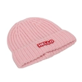 Vue détaillée du bonnet en maille rose avec écusson HELLO cousu sur fond blanc pur - Taille unique / Rose