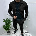 Dettaglio ravvicinato della giacca in twill nero e dei pantaloni coordinati da uomo - S / Nero