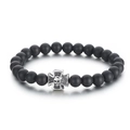 Bracciale di agata nera opaca con ciondolo teschio e croce su sfondo bianco puro - 8mm / Stile Agata Nera Opaca (KB71996-BD)