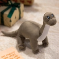 Braunes Langhals-Brachiosaurus-Plüschtier in einer warmen Heim-Geschenk-Szenerie - Brontosaurus (45cm)