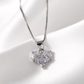 Elegante silberne Herz-Halskette mit klarem Zirkonia auf weißem Seidenhintergrund - Silber