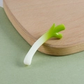Realistischer Mini-Frühlingszwiebel-Anhänger mit feiner Textur und grünem Farbverlauf - Frische Frühlingszwiebel (6,5 cm, Ohne Schlüsselring)