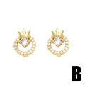 Détails des boucles d'oreilles couronne dorées avec sertissage en zircone cubique - Lettre B