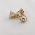 Pinza de pelo de mariposa dorada con perlas blancas y detalles florales de metal - Dorado (C3427)