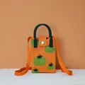 Détail du mini sac à téléphone en tricot orange avec motif de fruits et bouton pression - Kaki Bonne Fortune (Orange)