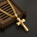 Makroaufnahme der goldenen Kreuz-Halskette mit Zirkon-Diamant auf einem Holzständer - Mit Halskette / Silber