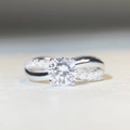 Macro shot of 1 carat round moissanite ring with classic four-prong and twisted band - US 5 / 4-Claw Round 1ct Twist-Silver