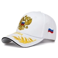 Dettaglio del ricamo dell'aquila russa e del testo RUSSIA sul cappellino bianco - Taglia unica / Bianco