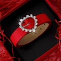 Roter Ledergürtel mit Herzschnalle und Strasssteinen in einer festlichen Geschenkbox - Roter Herz-Strass-Stil (爱心2)