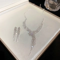 Set collana con nappe e orecchini in strass argentati in una lussuosa confezione regalo - Stile Argento con Strass Completo (Modello 5)