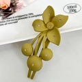 Pince à cheveux fleur vert olive mat ornée de strass et détails de baies - Fleur en Strass / Jaune