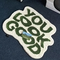 Kreativer unregelmäßiger weiß-grüner Plüschteppich mit 'YOU LOOK GOOD' Textdetail - 40*60cm / Buchstaben Grün