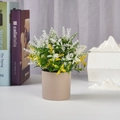 Makro-Detail einer künstlichen Topfpflanze mit grünen Blättern im beigen Blumentopf - Lavendel - Grauer Topf