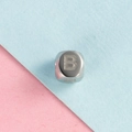 Perle carrée en acier inoxydable argenté avec lettre B gravée sur fond bicolore moderne - Lettre B