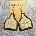 Détail de boucles d'oreilles western avec incrustation en peau de vache et bois - Tacheté Noir et Blanc