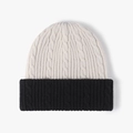 Gorro de punto trenzado de invierno en color crema con dobladillo negro en contraste - Ajustable / Blanco Roto (24B003)