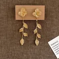 Elegant gold flower and leaf tassel earrings with detailed metal stamping in vintage style - Gold (S925 Silver Pin)