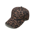Detailweergave van de baseballpet met luipaardprint, gebogen rand en canvas textuur - M (56-58cm) / Bruin